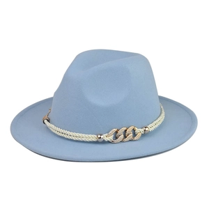 Eleganter hellblauer Wollfilz-Fedora-Hut mit weißem Seilband und Goldkettendetail.