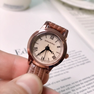 Women Quartz Watch Rose Gold Alloy Case Faux Leather Strap Roman Numeral Dial Retro Casual Fashion Wristwatch