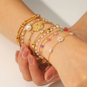 Set de pulseras de acero bañado en oro 18K con perlas y dijes florales para mujer