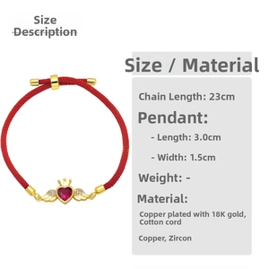 Dettaglio bracciale rosso intrecciato con cuore corona in oro 18K e ali d'angelo