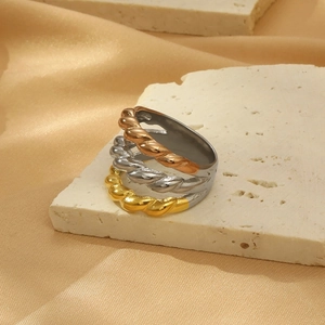 Dettaglio dell'anello a tre corde intrecciate in oro, argento e oro rosa