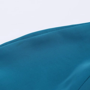 Vue macro détaillée de la texture du tissu satiné bleu sarcelle et du tissage fin
