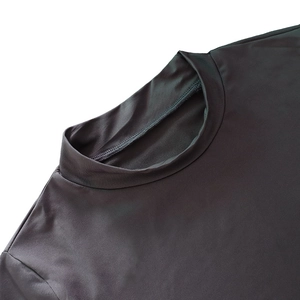 Gros plan du col montant noir montrant les coutures soignées et la texture lisse