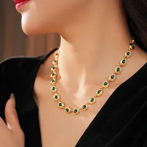 Collier vintage doré avec pierres vertes ovales et accents de cristal style luxe