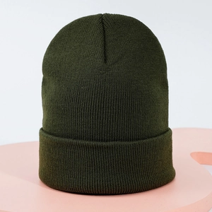 Détail du bonnet en tricot vert olive montrant la texture dense des mailles côtelées