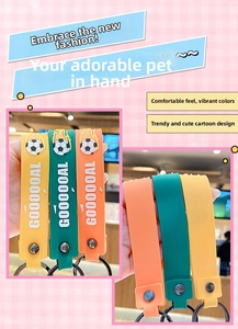 Portachiavi con cinturino da calcio in silicone colorato con motivo a fiamma e scritta