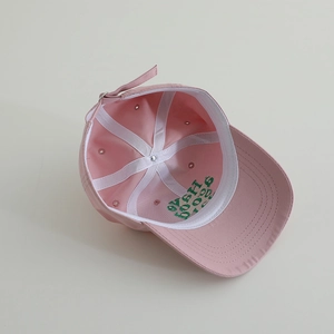 Detailansicht der Innenseite einer rosa Kinder-Baseballkappe aus Baumwolle mit Futter