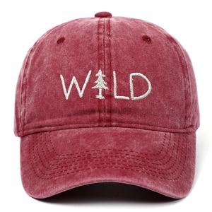 Detail der weißen WILD-Stickerei und des Baum-Motivs auf bordeauxroter Vintage-Cap