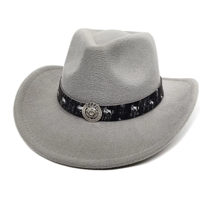 Détail d'un chapeau de cowboy en feutre gris avec blason de lion et ruban noir
