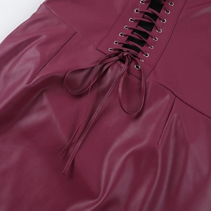 Détails de la robe en similicuir bordeaux avec œillets métalliques et laçage croisé ajusté