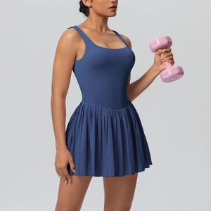 Détail de la robe de tennis plissée bleu foncé avec short intégré pour le fitness