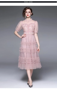 Détail des manches bouffantes et de la broderie en dentelle florale sur robe en tulle