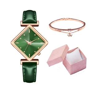 Montre élégante à cadran vert avec boîtier en or rose et ensemble de bracelets en cristal