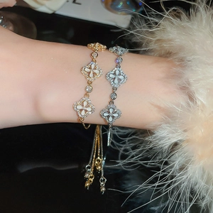Detailansicht verstellbarer Kleeblatt Armbänder mit Zirkonia Einlage am Modellgelenk