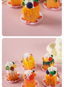 Detailansicht der Mini-Kuchen-Schlüsselanhänger mit Sahne und realistischen Frucht-Toppings