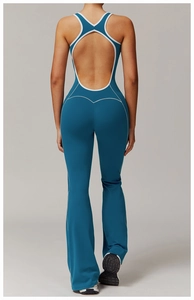 Jumpsuit in Pfauenblau mit offenem Rücken, Kontrastpaspeln und ausgestelltem Bein