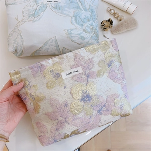 Détails de trousses de maquillage en jacquard floral avec fermetures éclair et étiquette