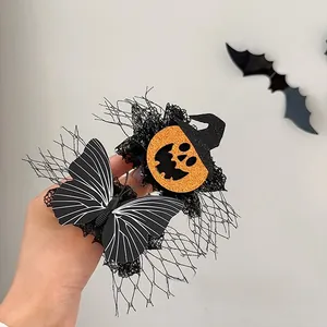 Halloween-Armband mit schwarzem Netz, Glitzerkürbis und Hexenhut im Detail betrachtet