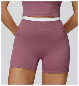 Détail du short de yoga taille haute avec bordure côtelée blanche et coutures de précision