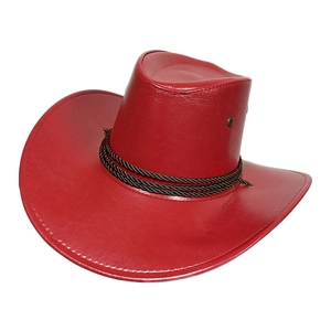 Détail d'un chapeau de cowboy en daim rouge avec corde tressée et bordure surpiquée