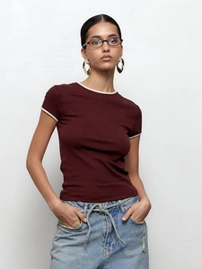 T-shirt ajusté bordeaux à manches courtes avec bordure contrastée crème et col rond
