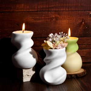 Porte-bougie et vase moderne en céramique en spirale blanc et vert au fini mat élégant