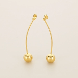 Vue détaillée de boucles d'oreilles pendantes en acier doré avec perles de 12mm et lignes