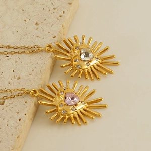 Collier en acier doré avec pendentifs cœur fleur de soleil et zircons roses et clairs