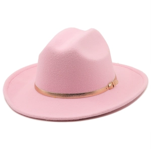 Chapeau fedora rose à larges bords avec bande en cuir champagne et boucle métallique