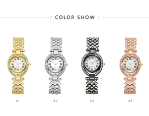 Dettaglio di quattro orologi al quarzo di lusso con diamanti in oro, argento, nero e rosa