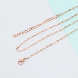 Detail of rose gold stainless steel lip chain with lobster clasp and adjustable link