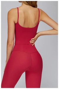 Vue détaillée du dos d'un ensemble de yoga rouge foncé avec bretelles croisées et coupe ajustée