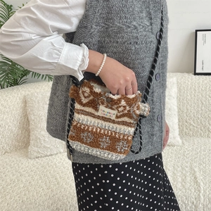 Détail d'un mini sac bandoulière en peluche avec sangle tissée en fausse fourrure