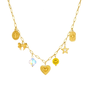 Collier doré avec pendentifs cœur, croix, étoile et smiley sur un fond blanc épuré