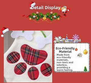 Détail de chaussette de Noël en peluche avec motif patte écossaise et ruban vert