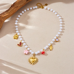 Collana di perle placcata oro con ciondoli a cuore, fungo e figure di animali
