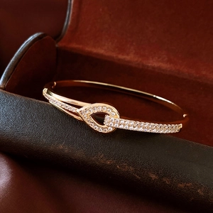 Détail du bracelet jon jonc plaqué or 18 carats avec fermoir goutte et pavé de cristaux