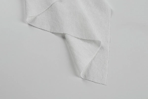 Gros plan détaillé de la texture en maille blanche avec fronces et drapé doux élégant