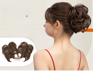 Détail d'un postiche chignon flou avec peigne en fibres synthétiques marron foncé