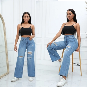 Jean flare bleu taille mi-haute pour femme avec détails déchirés et coupe large décontractée