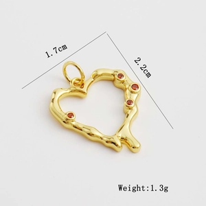 Vue macro d'un pendentif coeur plaqué or 18K avec texture et pierres rouges
