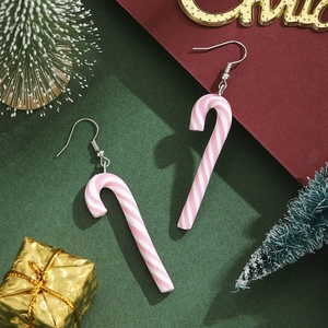 Rosa-weiß gestreifte Zuckerstangen-Weihnachtsohrringe mit festlicher Dekoration