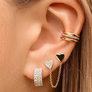 Orecchini a cuore dorati con zircone e polsino a catena integrato per donne eleganti