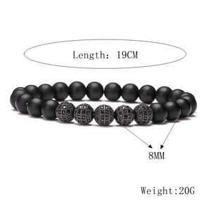 Detailansicht der 8mm matten schwarzen Perlen und Zirkonia-Kugeln am 19cm Perlenarmband