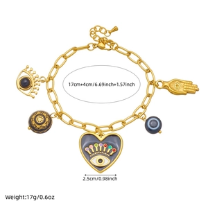 Bracelet doré avec pendentifs œil et main de Fatma en émail sur un fond blanc épuré