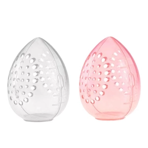 Transparante en roze make-up sponshouders met ventilatiegaten op witte achtergrond