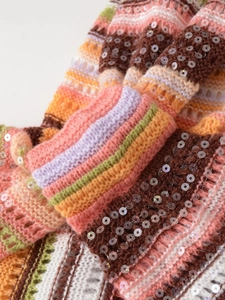 Detailansicht des bunt gestreiften Strickoberteils mit silbernen Pailletten Textur