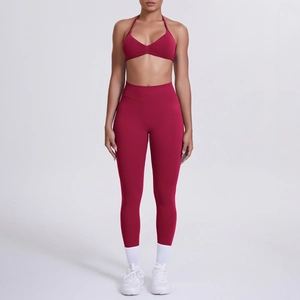Vista frontale di un set yoga bordeaux con reggiseno a scollo all'americana e leggings