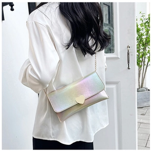 Chic heart-shaped metal clasp and laser gradient texture on a stylish chain crossbody bag