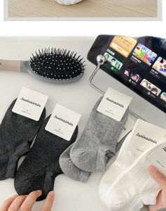 Detailed view of combed cotton low cut socks in grey and white with ribbed texture